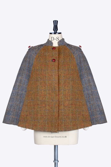 Manteau cape en tweed avec plume
